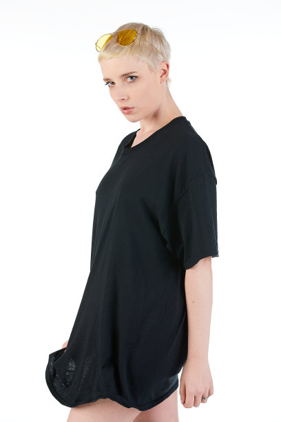 都市街头时尚模特穿着一件空白的超大号t恤裙，非常适合你的设计图片下载