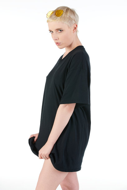 都市街头时尚模特穿着一件空白的超大号t恤裙，非常适合你的设计图片下载