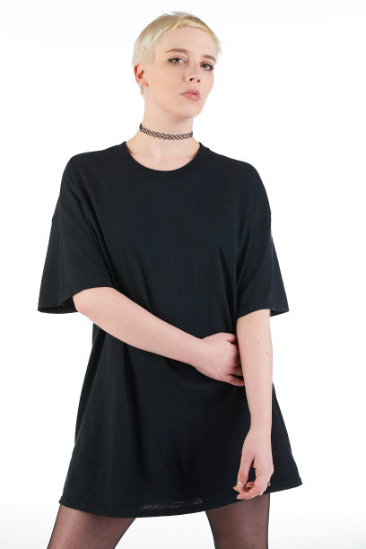 都市街头时尚模特穿着一件空白的超大号t恤裙，非常适合你的设计图片下载