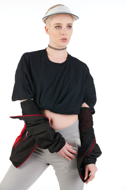 都市街头时尚模特穿着一件空白的超大号t恤裙，非常适合你的设计图片下载