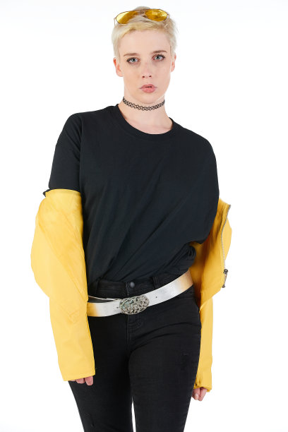 都市街头时尚模特穿着一件空白的超大号t恤裙，非常适合你的设计图片下载