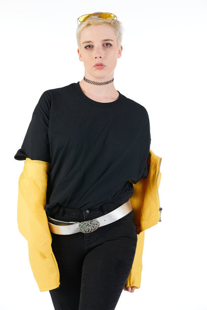 都市街头时尚模特穿着一件空白的超大号t恤裙，非常适合你的设计图片下载