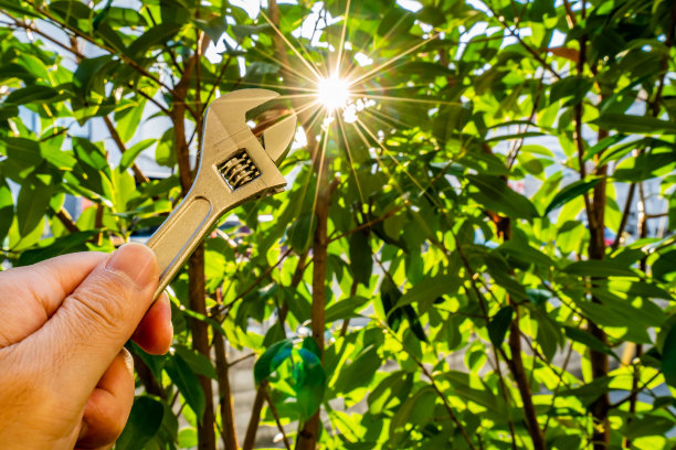 扳手与阳光。图片下载