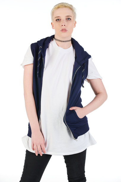 都市街头时尚模特穿着一件空白的超大号t恤裙，非常适合你的设计图片下载