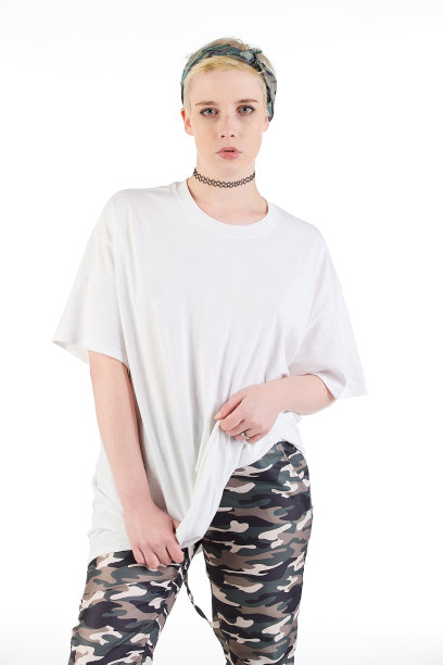 都市街头时尚模特穿着一件空白的超大号t恤裙，非常适合你的设计图片下载