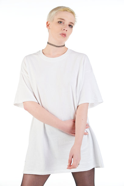 都市街头时尚模特穿着一件空白的超大号t恤裙，非常适合你的设计图片下载