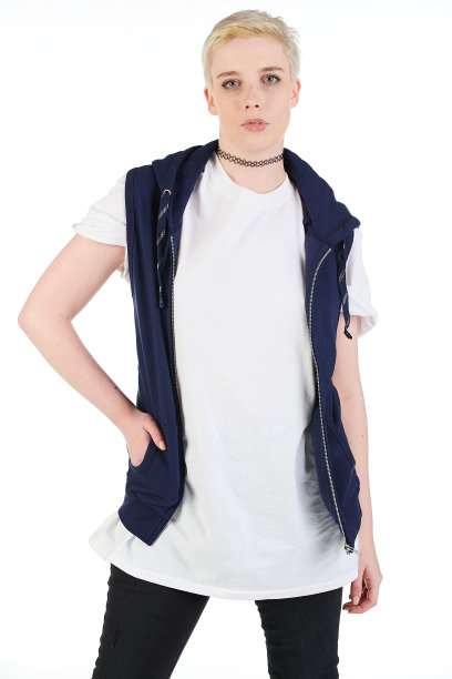 都市街头时尚模特穿着一件空白的超大号t恤裙，非常适合你的设计图片下载