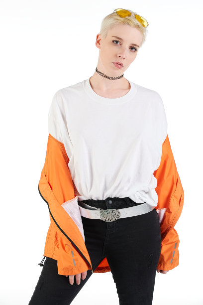 都市街头时尚模特穿着一件空白的超大号t恤裙，非常适合你的设计图片下载