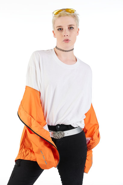 都市街头时尚模特穿着一件空白的超大号t恤裙，非常适合你的设计图片下载