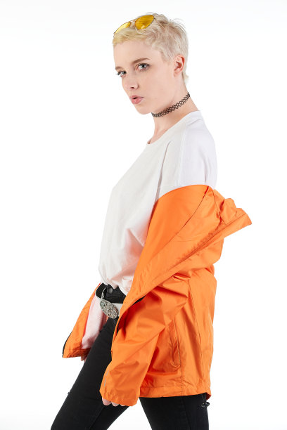 都市街头时尚模特穿着一件空白的超大号t恤裙，非常适合你的设计图片下载