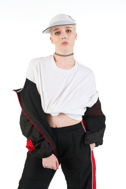 都市街头时尚模特穿着一件空白的超大号t恤裙，非常适合你的设计图片下载