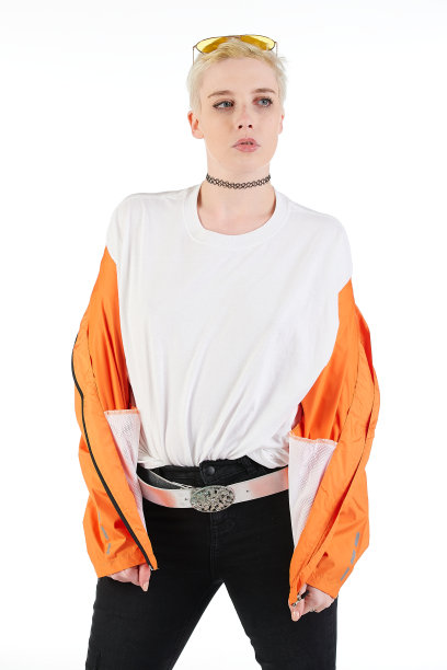 都市街头时尚模特穿着一件空白的超大号t恤裙，非常适合你的设计图片下载