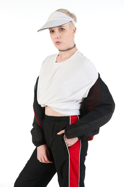 都市街头时尚模特穿着一件空白的超大号t恤裙，非常适合你的设计图片下载