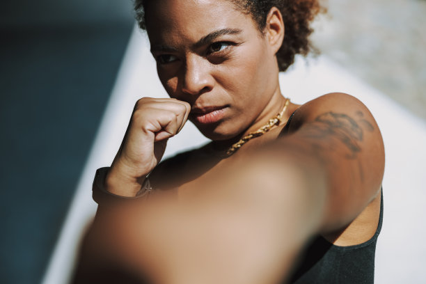 美国黑人年轻女子在户外练习拳击技术图片下载