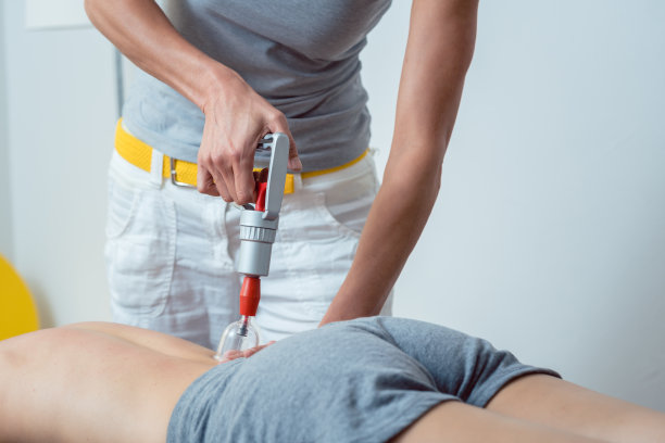 疗程中采用拔罐理疗图片下载