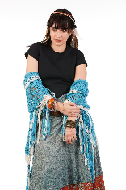 空白黑色t恤设计与嬉皮节吸引女性模特图片下载