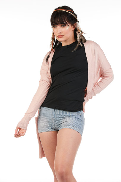 空白黑色t恤设计与嬉皮节吸引女性模特图片下载