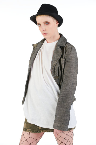 性感但情绪化的垃圾摇滚，摇滚朋克女孩穿着宽大的白色长款t恤，上面留有空白图片下载