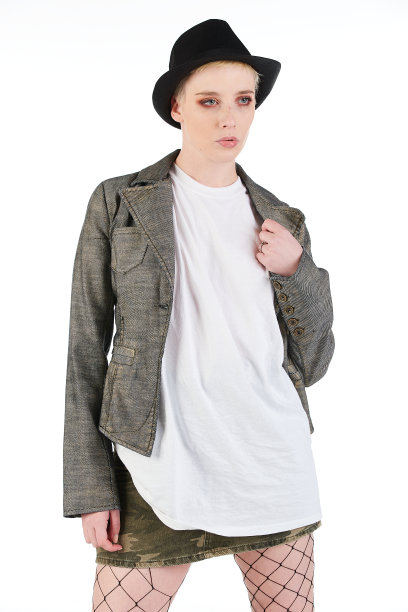 性感但情绪化的垃圾摇滚，摇滚朋克女孩穿着宽大的白色长款t恤，上面留有空白图片下载