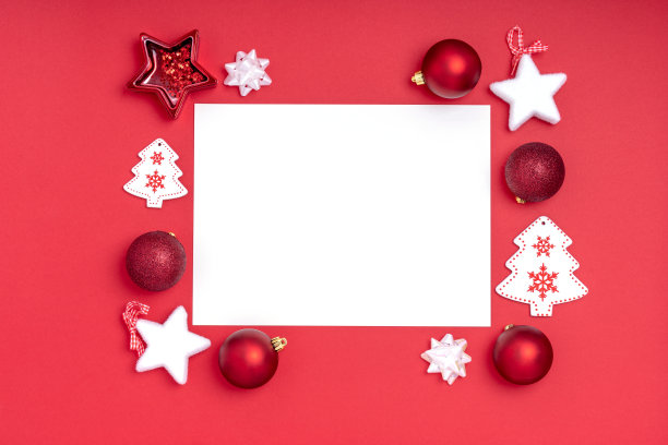 新年和圣诞节的构图。红色背景上有圣诞装饰的空白纸。俯视图，平放，复制空间图片下载