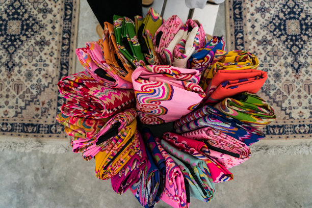 缅甸纱笼在一个篮子，是彩色的图片下载