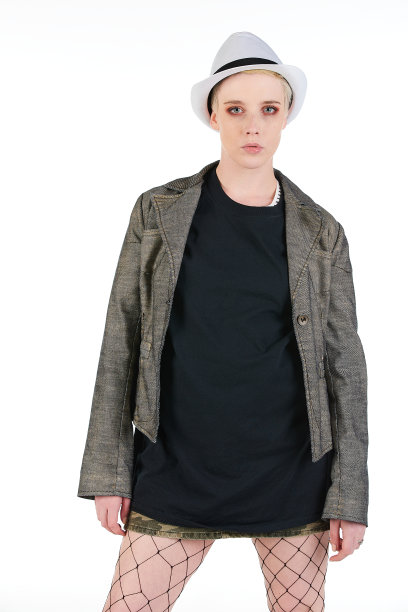 性感但情绪化的垃圾摇滚，摇滚朋克女孩穿着宽大的白色长款t恤，上面留有空白图片下载