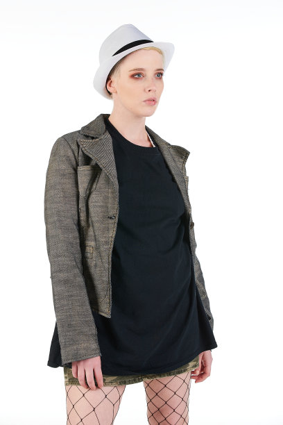 性感但情绪化的垃圾摇滚，摇滚朋克女孩穿着宽大的白色长款t恤，上面留有空白图片下载