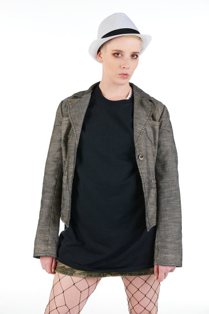 性感但情绪化的垃圾摇滚，摇滚朋克女孩穿着宽大的白色长款t恤，上面留有空白图片下载