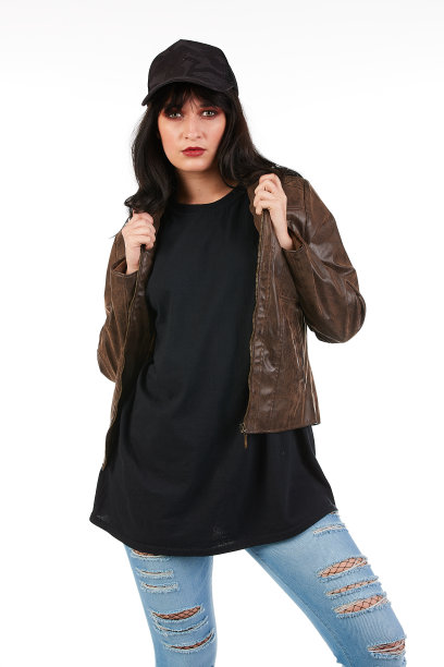 性感但情绪化的垃圾摇滚，摇滚朋克女孩穿着宽大的白色长款t恤，上面留有空白图片下载