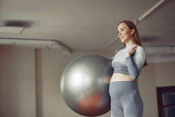 孕妇在健身房训练图片下载