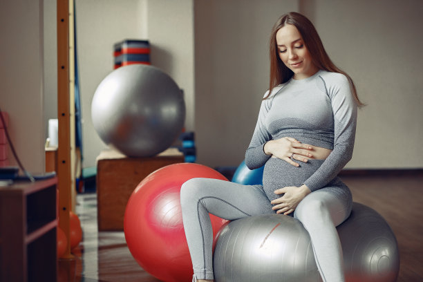 孕妇在健身房训练图片下载