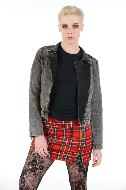 空白t恤模型-机车摇滚时尚女孩准备为您的设计图片下载