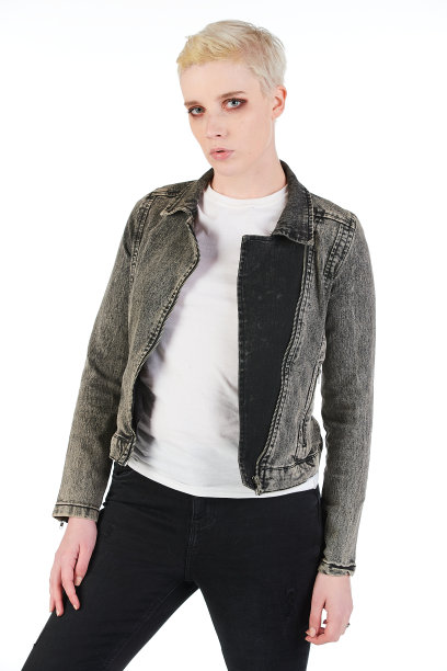 空白t恤模型-机车摇滚时尚女孩准备为您的设计图片下载