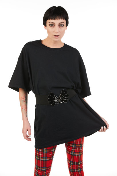 空白t恤模型-机车摇滚时尚女孩准备为您的设计图片下载