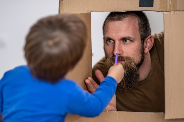 小男孩和他爸爸图片下载