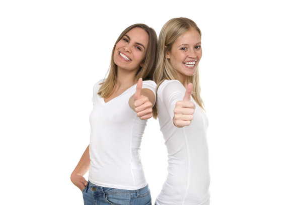 两个金发女人在演播室里图片下载