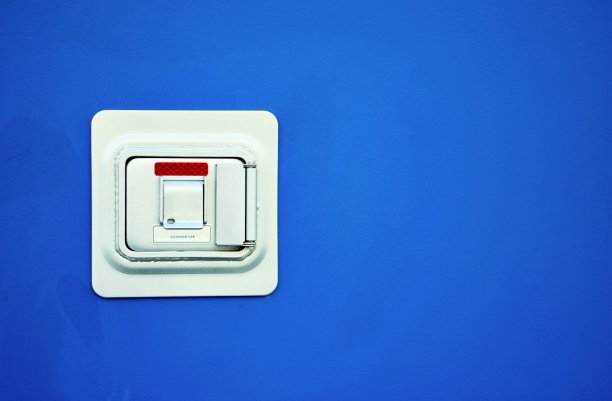 蓝墙上的保险箱钥匙。图片下载