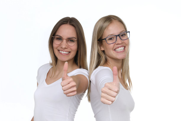 两个金发女人在演播室里图片下载