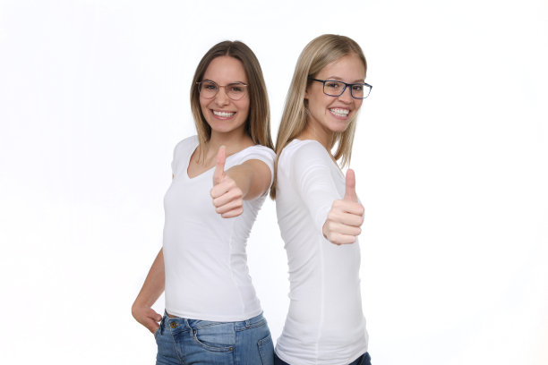 两个金发女人在演播室里图片下载