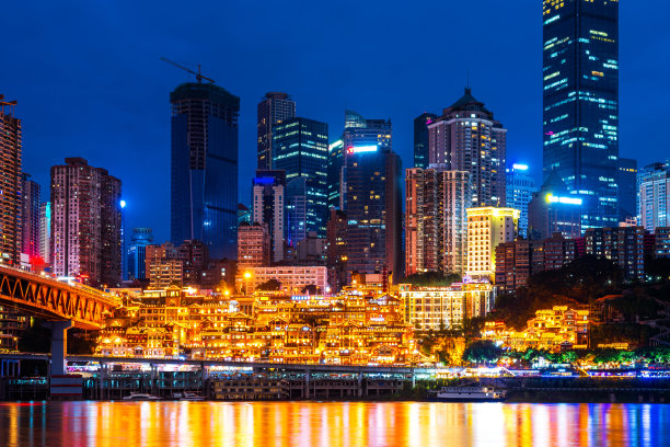 重庆洪崖洞之夜，洪崖洞高跷是重庆的传统建筑。图片下载