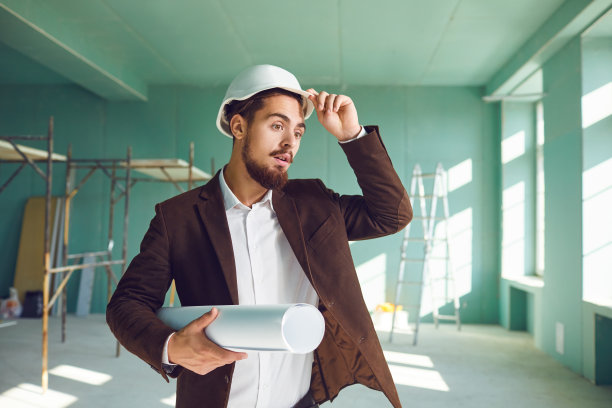 一个戴着白色头盔的建筑工头在建筑工地的室内震惊了图片下载