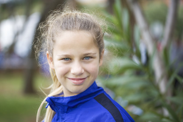 在公园里对着镜头微笑的女孩图片下载