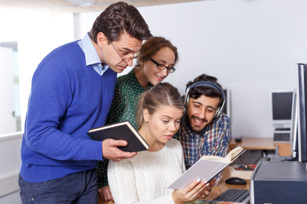 学生们在计算机课上看书图片下载