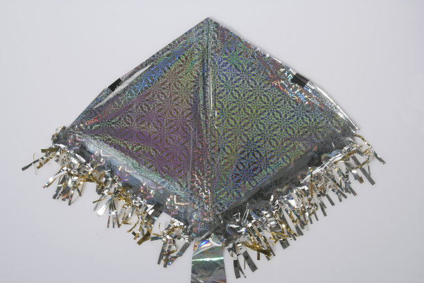 白色背景下的彩色塑料风筝。图片下载