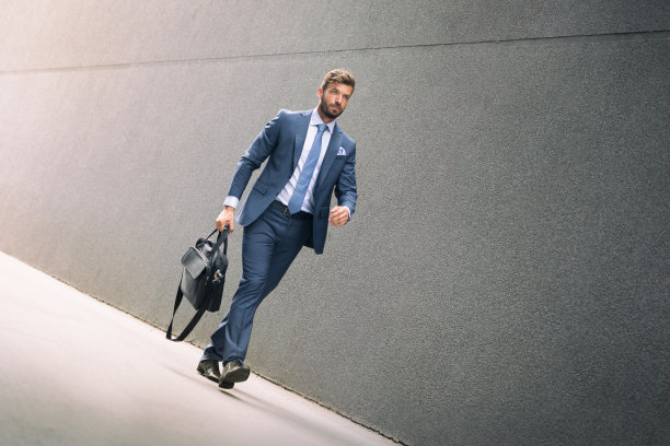 时髦的商人走在户外，看向别处图片下载