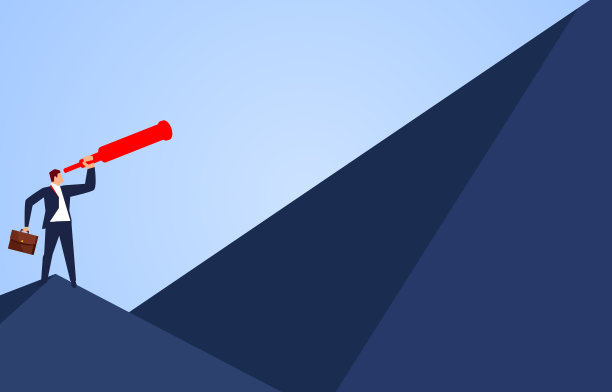 商人拿着望远镜站在山顶上望着更高的山素材图片