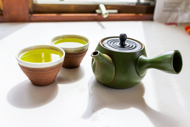 茶台上有九州手柄的青泥茶壶，靠窗放置，用日本茶在茶道上冲泡真脉茶或煎茶图片下载