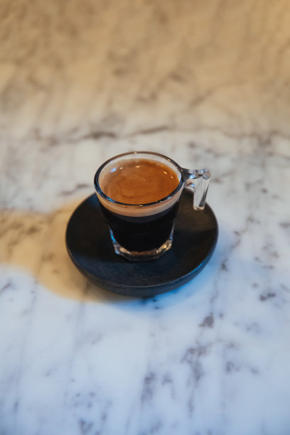 一杯浓缩咖啡放在咖啡厅、咖啡厅或餐厅的大理石桌上。图片下载