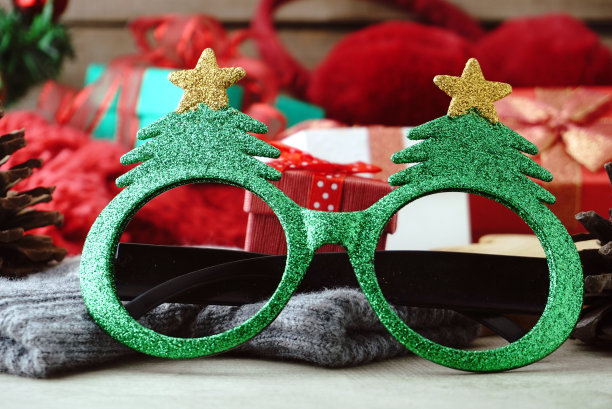 接近花哨的眼镜为圣诞节主题装饰与背景礼品盒零售商店展示概念图片下载