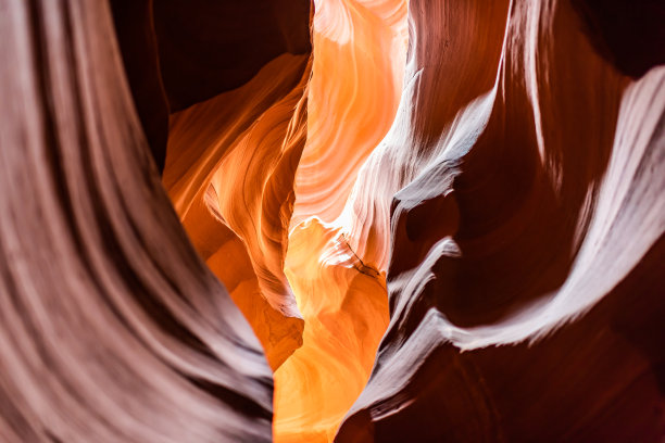 抽象形状的黄色、橙色、红色阴影和光在羚羊槽峡谷与波岩砂岩在Page，亚利桑那州图片下载